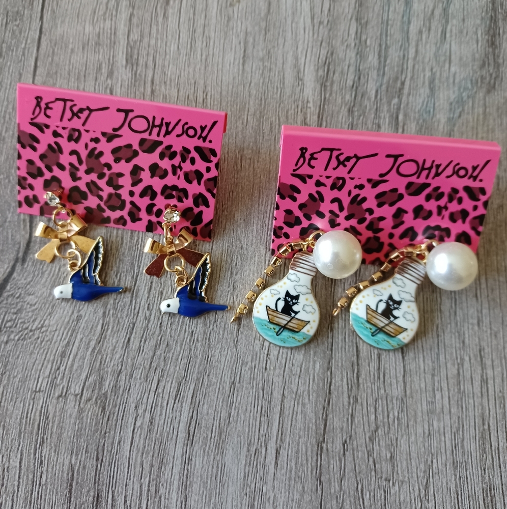 BETSEY JHONSON EARRINGS LOT (2)